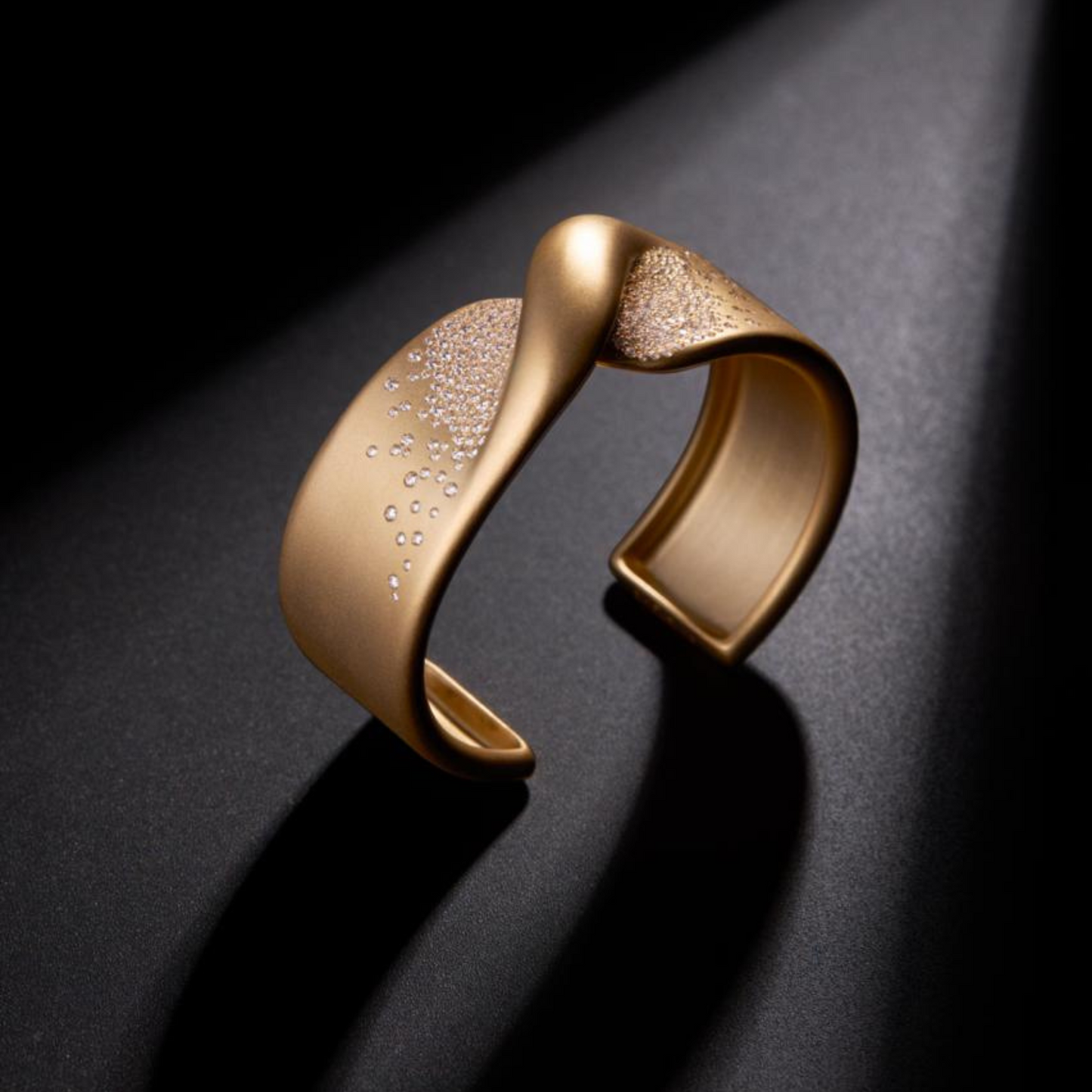 FATALE BANGLE